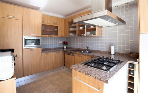 Ingy: Ejendom, Værelse, Køkken, Countertop, Cabinetry, Møbel, Bygning, Indretning, Komfur, Ejendom