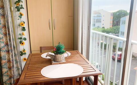 Plein Soleil: Ejendom, Bord, Møbel, Plante, Træ, Rektangel, Vindue, Indretning, Etage, Line