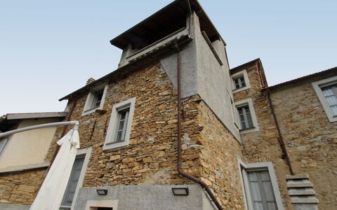 Marina di Andora 400: Himmel, Vindue, Bygning, Træ, Hus, Mursten, Facade, Tag, Murværk