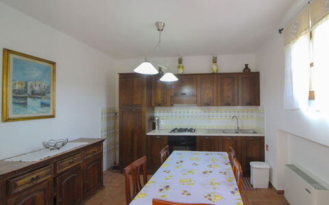 Podere Marcigliano: Møbel, Gulvbelægning, Indretning, Træ, Etage, Cabinetry, Countertop, Værelse, Køkken, Loft