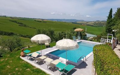 Palazzo Conti: Sky, Himmel, Plante, Paraply, Vand, Udendørs Møbler, Svømmepøl, Træ, Land Lot, Skygge