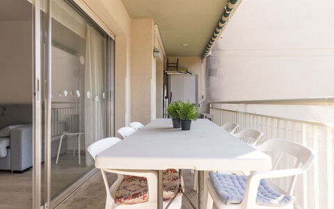 Cambrils 180: Møbel, Bord, Ejendom, Stol, Træ, Indretning, Plante, Gulvbelægning, Bygning, Etage