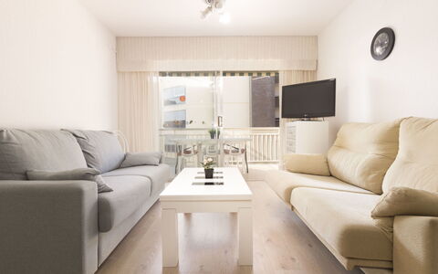 Cambrils 180: Couch, Møbel, Ejendom, Bord, Komfort, Belysning, Studio Couch, Indretning, Lampe, Bygning