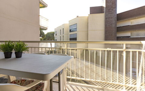 Cambrils 180: Ejendom, Bord, Træ, Plante, Himmel, Rektangel, Arkitektur, Blomsterkrukke, Skygge, Urban Design
