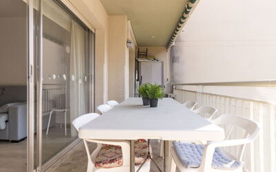 Cambrils 180: Møbel, Bord, Ejendom, Stol, Træ, Indretning, Plante, Gulvbelægning, Bygning, Etage