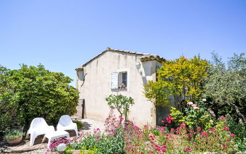 La Fabrique: Blomst, Busk, Hus, Dør, Sommerhus, Have, Forår, Gård, Landscaping