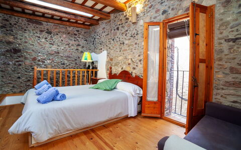 Sant Joan: Møbel, Ejendom, Komfort, Azure, Træ, Orange, Textile, Bygning, Indretning, Bed Frame