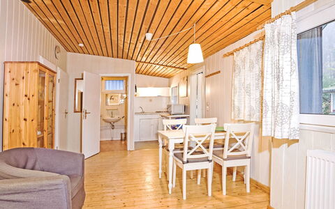 Geesthof: Møbel, Træ, Bord, Gulvbelægning, Komfort, Stue, Etage, Indretning, Stol, Hårdttræ