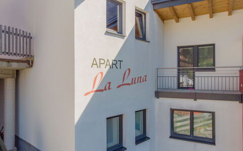 La Luna: Bygning, Ejendom, Vindue, Plante, Kvarter, Træ, Boligområde, Materielle Værdier, Urban Design