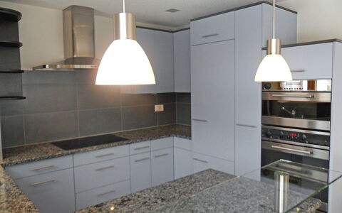 Ufem Stutz: Countertop, Cabinetry, Ejendom, Emhætte, Køkken, Bygning, Komfur, Træ, Belysning, Indretning