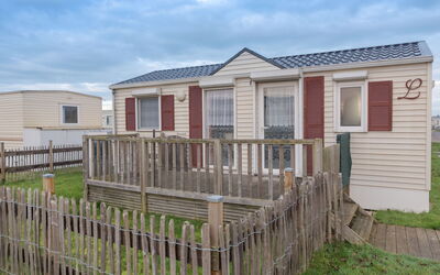 Bredene 200: Himmel, Sky, Bygning, Ejendom, Vindue, Plante, Hegn, Hus, Træ, Land Lot