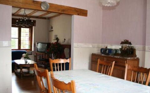 Vielsalm: Værelse, Ejendom, Møbel, Bygning, Hus, Indretning, Loft, Etage, Ejendom, Bord