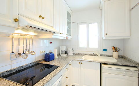 B&B: Ejendom, Værelse, Køkken, Countertop, Møbel, Cabinetry, Indretning, Bygning, Hus, Ejendom