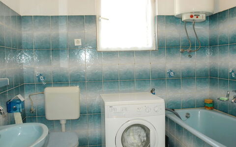 Agneza: Badeværelse, Blå, Flise, Værelse, Turquoise, Ejendom, Toilet, Sanitærarmatur, Væg, Indretning