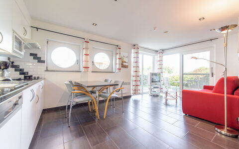 Bredene 300: Bord, Couch, Møbel, Ejendom, Cabinetry, Stol, Countertop, Belysning, Træ, Gulvbelægning