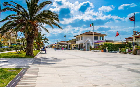 Il Girasole: Walkway, Himmel, Boardwalk, Stad, Træ, Palme Træ, Bygning, Offentlige Rum, Ferie, Arkitektur