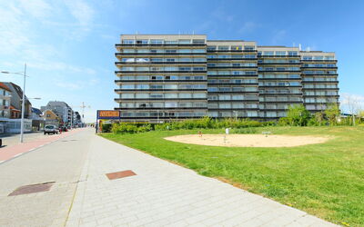 Bredene 301: Himmel, Bygning, Ejendom, Plante, Sky, Vindue, Urban Design, Land Lot, Hus, Vejbelægning