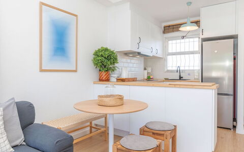Residencial Gran Sol: Møbel, Indretning, Gulvbelægning, Etage, Træ, Værelse, Stol, Loft, Bord, Køkken