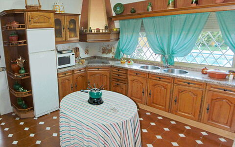 Finca la Poza: Cabinetry, Countertop, Møbel, Ejendom, Stueplante, Skuffe, Træ, Køkken, Indretning, Belysning