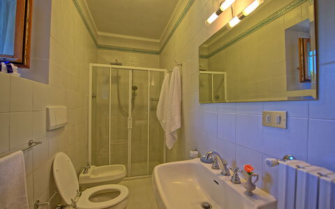 Villa Crispinino: Badeværelse, Værelse, Ejendom, Toilet, Sanitærarmatur, Væg, Badeværelse Tilbehør, Badeværelsesvask, Indretning, Bygning