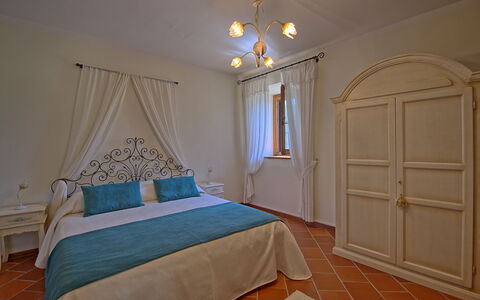 Villa Crispinino: Soveværelse, Seng, Værelse, Ejendom, Møbel, Sengetøj, Bed Frame, Indretning, Etage, Væg