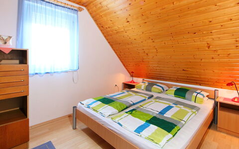 Margaret: Værelse, Seng, Møbel, Ejendom, Soveværelse, Indretning, Væg, Bygning, Hus, Bed Frame