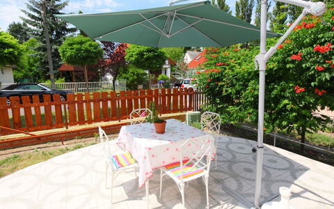 Margaret: Ejendom, Gårdhave, Paraply, Ejendom, Skygge, Hus, Ferie, Hjem, Backyard, Møbel