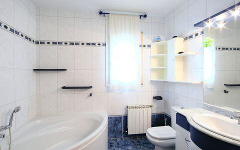 Dirk: Badeværelse, Ejendom, Værelse, Indretning, Flise, Sanitærarmatur, Arkitektur, Væg, Loft, Bygning