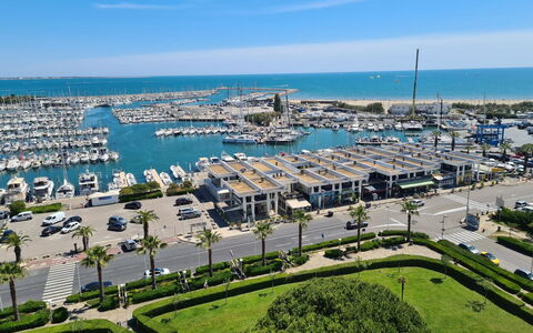 Les Terrasses du Ponant: Marina, Båd, Hav, Coastal Og Oceaniske Landskabsformer, Fugleperspektiv, Dok, Kyst, Vandfartøjer, Havn, Havn
