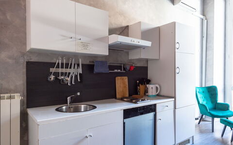 Rome: Historical City Center 721: Cabinetry, Countertop, Køkkenvask, Tap, Håndvask, Ejendom, Møbel, Køkken, Komfur, Indretning