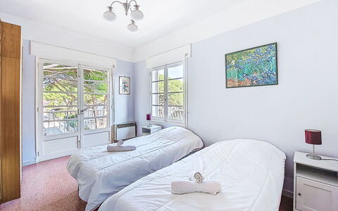 Les Trois a: Soveværelse, Seng, Sengetøj, Sengetøj, Indretning, Etage, Loft, Hjem, Møbel, Bed Frame