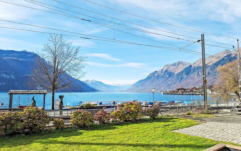 Am Brienzersee: Møbel, Indretning, Gulvbelægning, Etage, Træ, Bord, Værelse, Loft, Belysning, Lejlighed