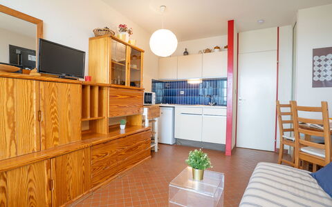 Les Belles Plages: Cabinetry, Møbel, Ejendom, Stueplante, Hylde, Indretning, Belysning, Plante, Arkitektur, Reol
