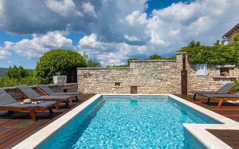 Gelci: Blå, Svømmepøl, Udvej, Estate, Eco Hotel, Water Feature, Flise, Udendørs Møbler, Design, Villa