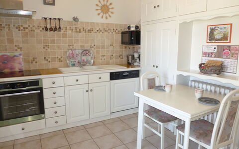 Carpe Diem: Cabinetry, Møbel, Ejendom, Countertop, Bord, Bygning, Køkken, Træ, Belysning, Skuffe