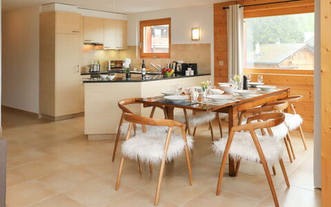Les Mayens 3.2: Bord, Møbel, Stol, Træ, Køkken, Indretning, Gulvbelægning, Etage, Køkken & Spisebord, Countertop