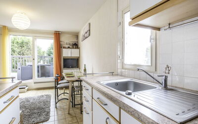 Les Christophines 40.3: Cabinetry, Countertop, Køkkenvask, Håndvask, Tap, Møbel, Ejendom, Vindue, Sanitærarmatur, Køkken