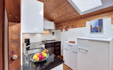 Himmulriich: Køkken, Køkken Apparat, Countertop, Større Bandage, Træ, Indretning, Loft, Gulvbelægning, Cabinetry, Husholdningsapparat