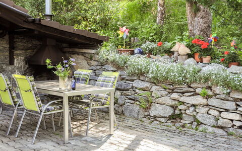Himmulriich: Plante, Blomst, Ejendom, Møbel, Stol, Bord, Træ, Udendørs Møbler, Udendørs Bord, Vegetationen