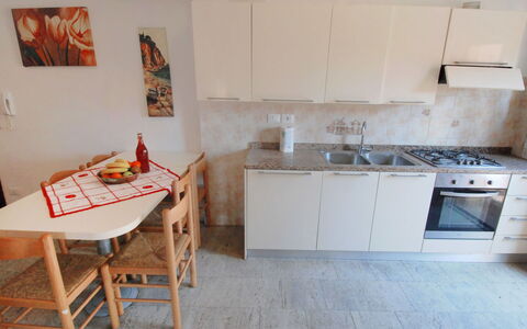 Bibione 360: Køkkenvask, Cabinetry, Ejendom, Møbel, Håndvask, Billedramme, Bord, Countertop, Indretning, Bygning