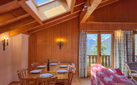 Verbier 390: Møbel, Ejendom, Bord, Stol, Vindue, Træ, Indretning, Arkitektur, Etage, Væg