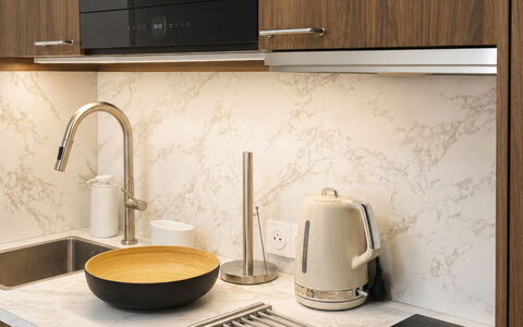 Résidence du Golf: Countertop, Cabinetry, Indretning, Køkken, Køkken Apparat, Møbel, Gulvbelægning, Bordservice, Etage, Husholdningsapparat