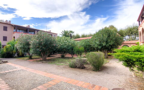 Saint Cyprien 160: Busk, Have, Hacienda, Landscaping, Estate, Gård, Lawn, Gårdsplads, Walkway