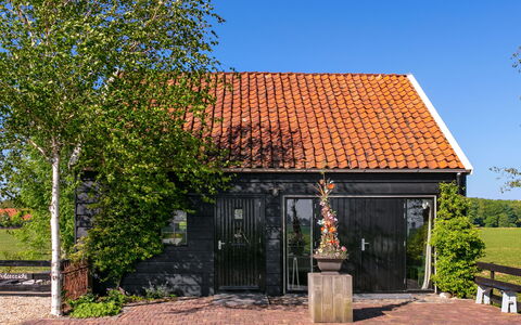 Polderzicht: Plante, Himmel, Bygning, Dør, Land Lot, Skygge, Træ, Træ, Sommerhus, Mursten