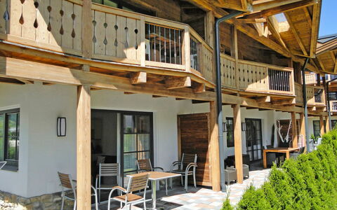 Mountain Resort-Kaprun: Ejendom, Bygning, Vindue, Møbel, Plante, Bord, Stol, Træ, Sommerhus, Skygge