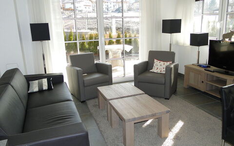 Mountain Resort-Kaprun: Stue, Møbel, Værelse, Ejendom, Indretning, Couch, Kaffebord, Bord, Bygning, Etage