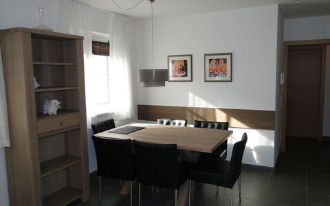 Mountain Resort-Kaprun: Værelse, Ejendom, Møbel, Indretning, Bygning, Etage, Bord, Loft, Hus, Væg