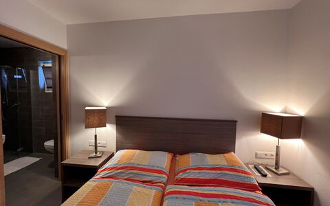 Mountain Resort-Kaprun: Møbel, Bygning, Ejendom, Komfort, Textile, Træ, Indretning, Orange, Bed Frame, Belysning