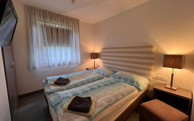 Kaprun 155: Møbel, Komfort, Bygning, Træ, Bed Frame, Vindue, Indretning, Seng, Gulvbelægning, Etage