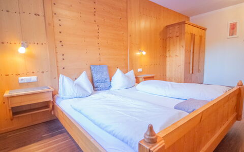 Conny: Møbel, Ejendom, Lys, Komfort, Træ, Bed Frame, Indretning, Orange, Etage, Seng